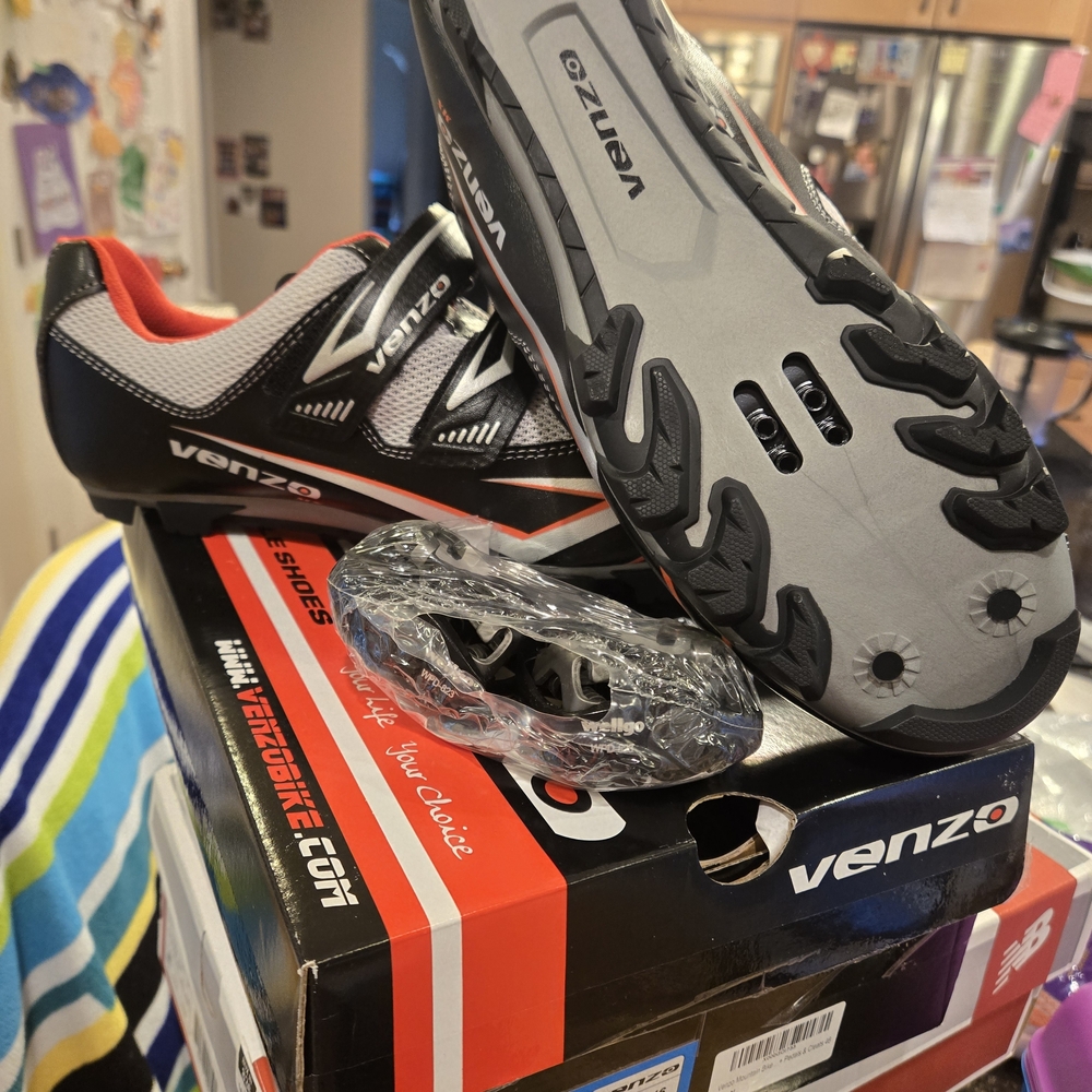 Venzo Black and Red Athletic Cycling Shoes
